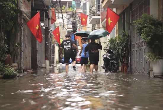 أمطار غزيرة تتسبب في فيضانات وانهيارات أرضية ووفاة 8 أشخاص في فيتنام وتايلاند (4) أمطار غزيرة تتسبب في فيضانات وانهيارات أرضية ووفاة 8 أشخاص في فيتنام وتايلاند (4)