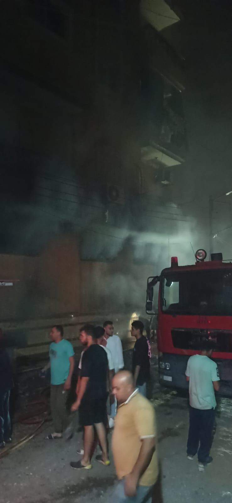 محاولات لإخماد الحريق بمصنع الملابس محاولات لإخماد الحريق بمصنع الملابس