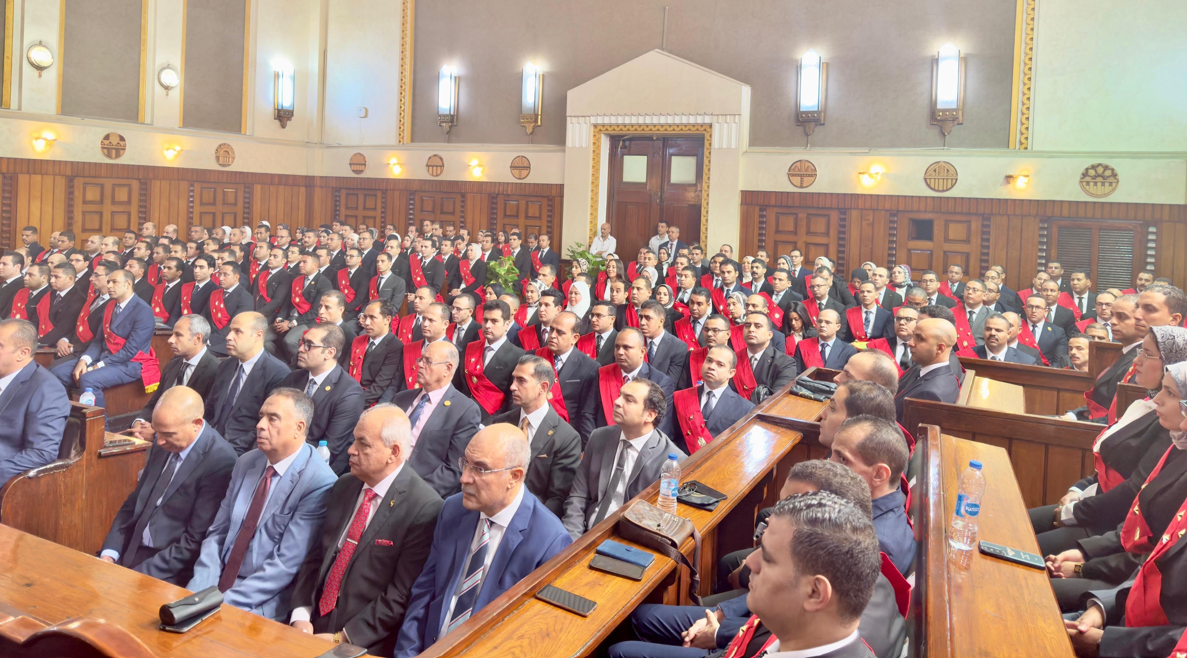 أداء اليمين القانونية لأعضاء الهيئة المنقولين للعمل بالمحاكم الابتدائية (7) أداء اليمين القانونية لأعضاء الهيئة المنقولين للعمل بالمحاكم الابتدائية (7)