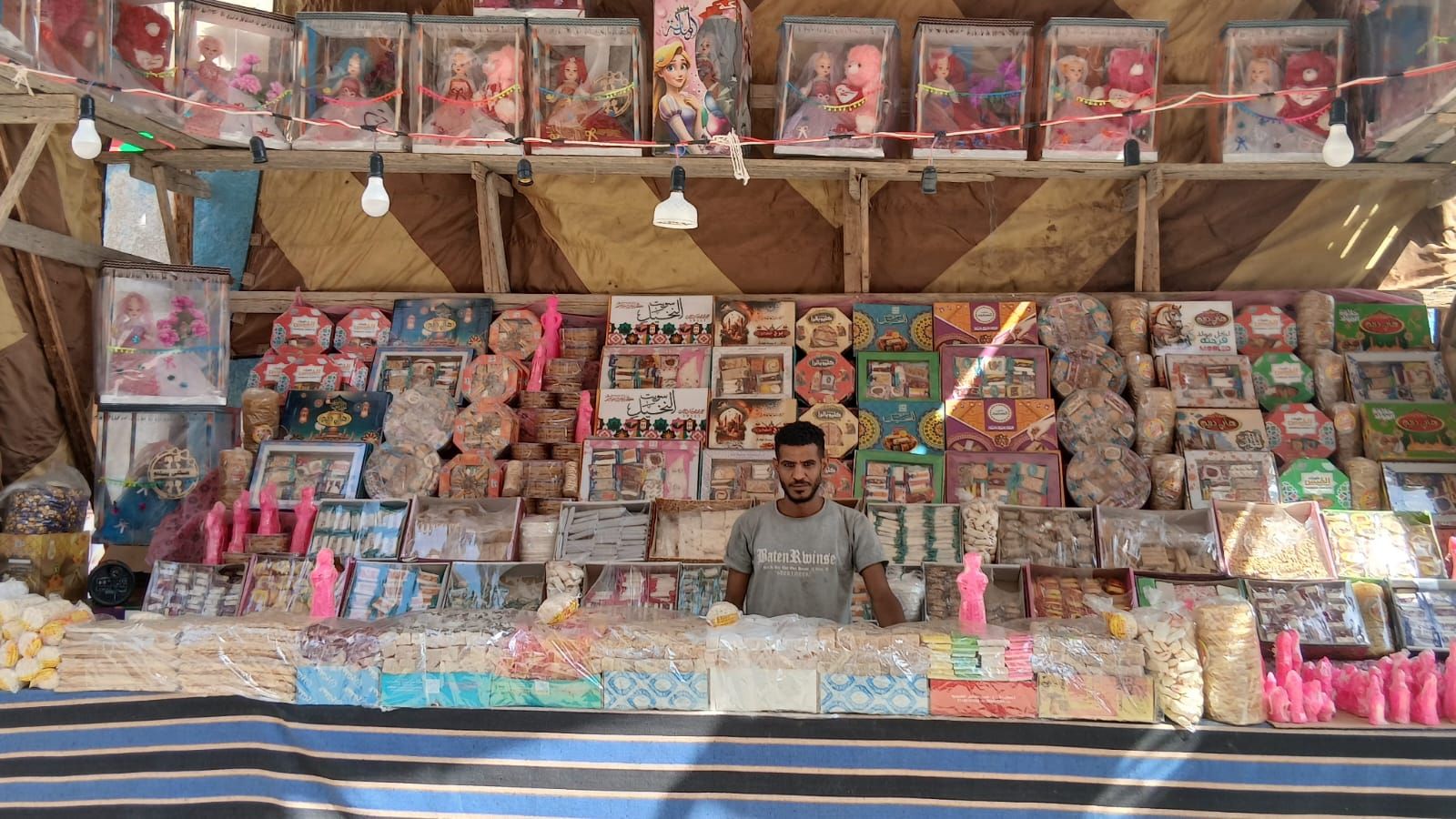 أحد بائعي الحلوى بقنا أحد بائعي الحلوى بقنا