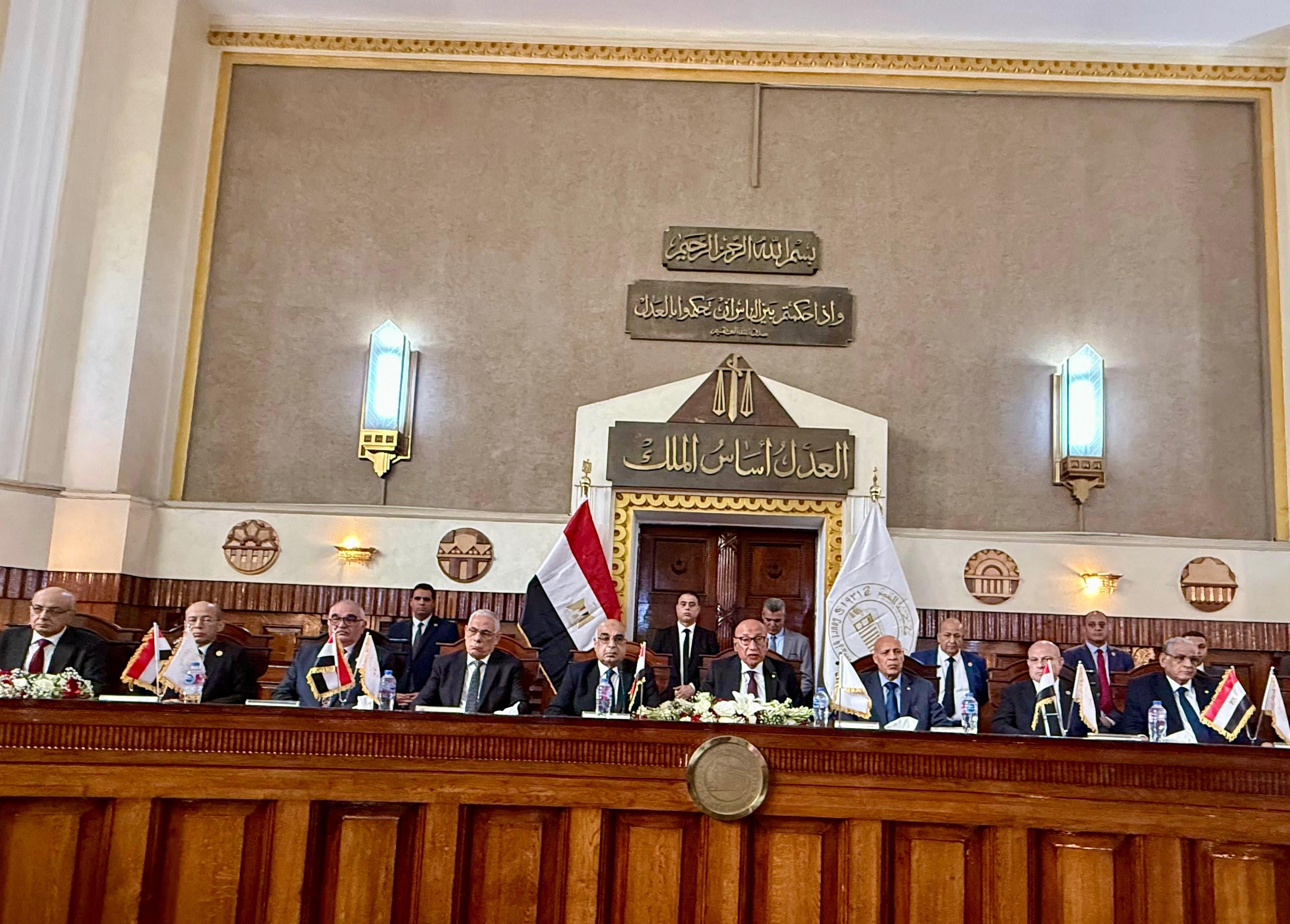 أداء اليمين القانونية لأعضاء الهيئة المنقولين للعمل بالمحاكم الابتدائية (4) أداء اليمين القانونية لأعضاء الهيئة المنقولين للعمل بالمحاكم الابتدائية (4)