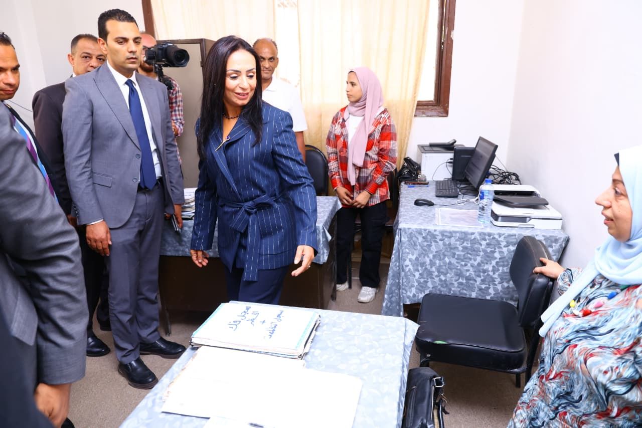 الدكتورة مايا مرسى تطمئن على الخدمات المقدمة للمواطنين الدكتورة مايا مرسى تطمئن على الخدمات المقدمة للمواطنين