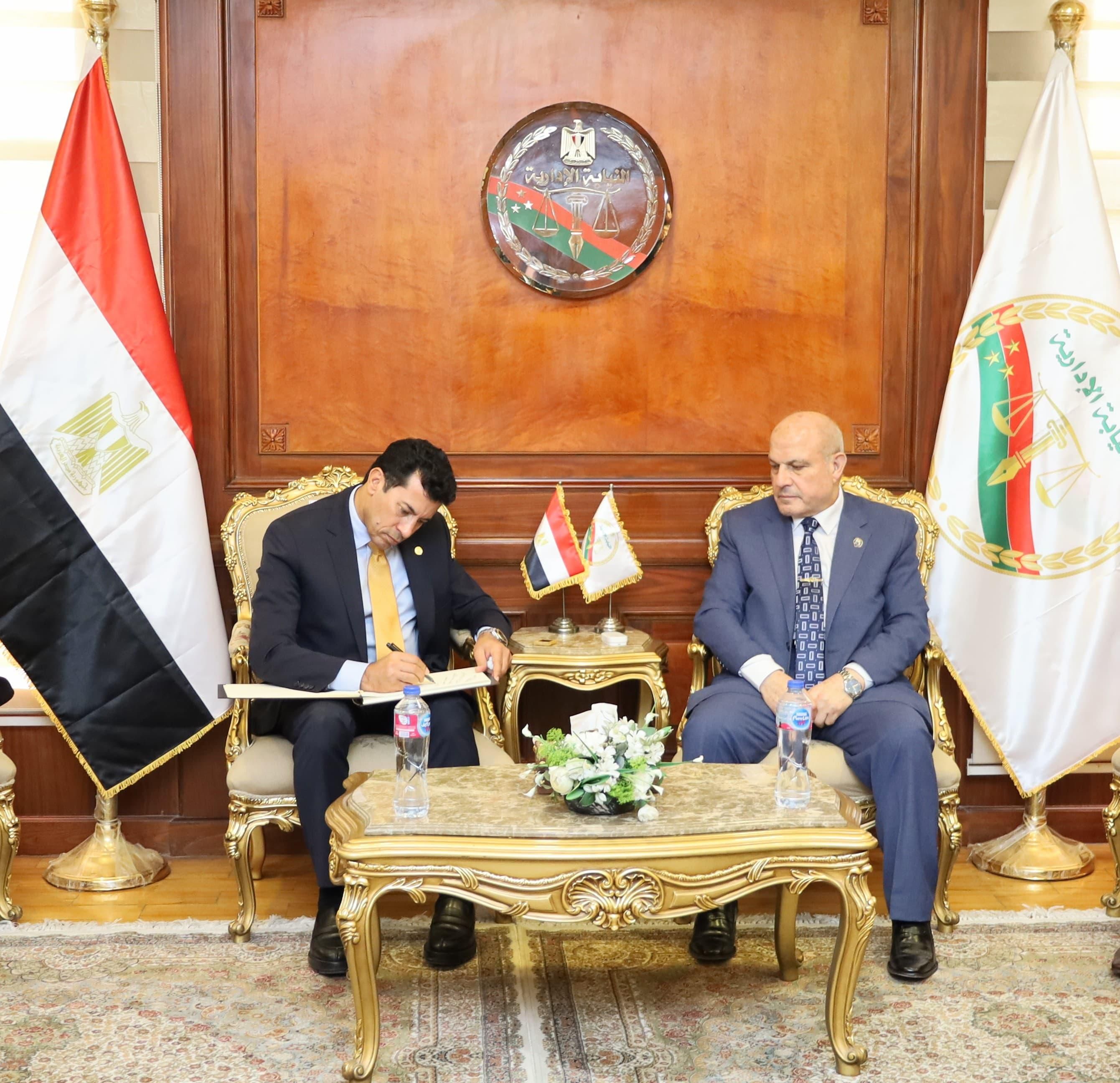 المستشار محمد الشناوى يستقبل وزير الشباب والرياضة (3) المستشار محمد الشناوى يستقبل وزير الشباب والرياضة (3)