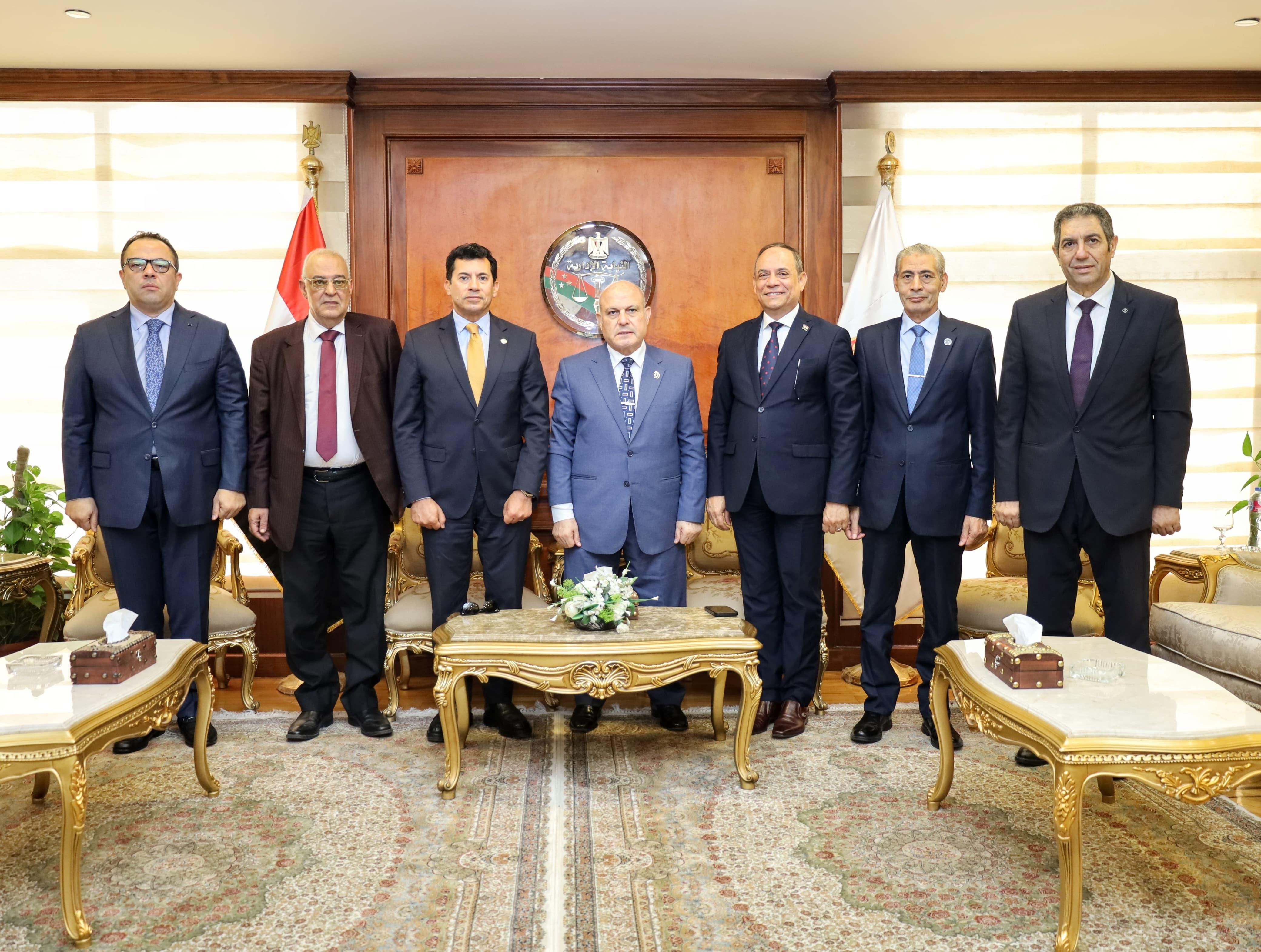 المستشار محمد الشناوى يستقبل وزير الشباب والرياضة (1) المستشار محمد الشناوى يستقبل وزير الشباب والرياضة (1)