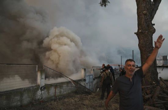 صور حرائق الغابات في أوروبا تشرد الآلاف بينما ينضم السكان إلى جهود مكافحة النيران (7) صور حرائق الغابات في أوروبا تشرد الآلاف بينما ينضم السكان إلى جهود مكافحة النيران (7)