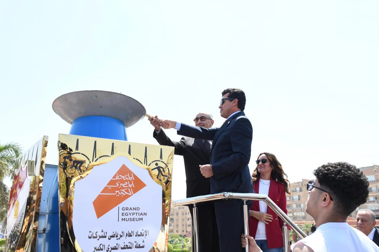 أشرف صبحي يطلق شعلة بطولة الشركات في النسخة 58 أشرف صبحي يطلق شعلة بطولة الشركات في النسخة 58