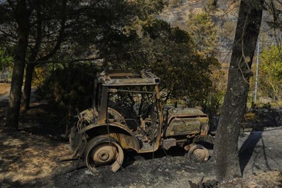 صور حرائق الغابات في أوروبا تشرد الآلاف بينما ينضم السكان إلى جهود مكافحة النيران (8) صور حرائق الغابات في أوروبا تشرد الآلاف بينما ينضم السكان إلى جهود مكافحة النيران (8)