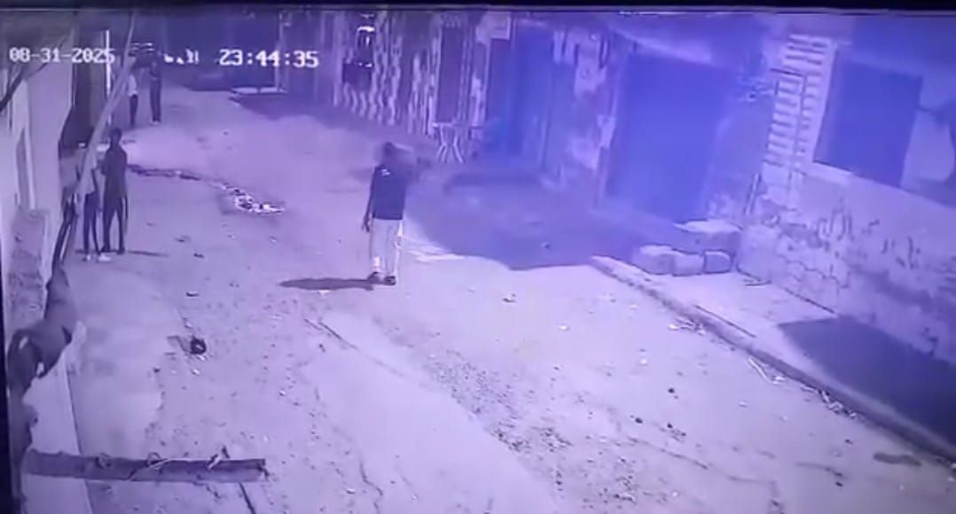 الشاب يسير فى الشارع قبل انهيار العقار الشاب يسير فى الشارع قبل انهيار العقار