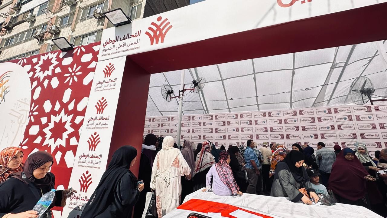 أبو العينين عضو التحالف الوطنى توزع أكثر من 300 ألف علبة حلاوة مولد بجميع المحافظات (7) أبو العينين عضو التحالف الوطنى توزع أكثر من 300 ألف علبة حلاوة مولد بجميع المحافظات (7)