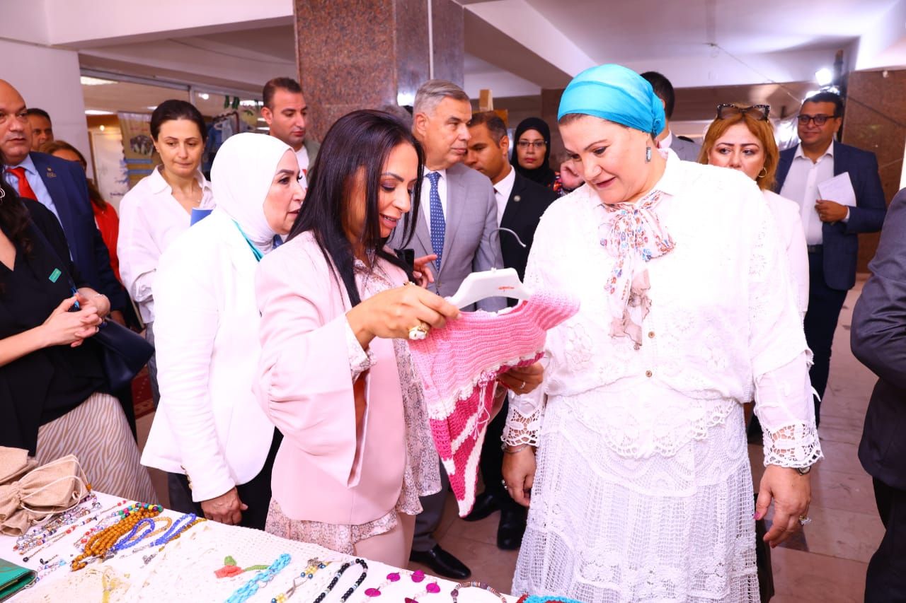 وزيرة التضامن الاجتماعي خلال افتتاح أول فروع المجلس القومي للطفولة والأمومة وزيرة التضامن الاجتماعي خلال افتتاح أول فروع المجلس القومي للطفولة والأمومة