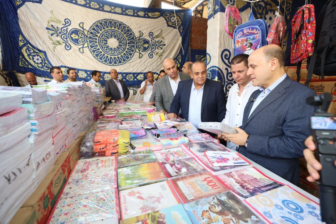 جانب من توفير مستلزمات المدارس جانب من توفير مستلزمات المدارس