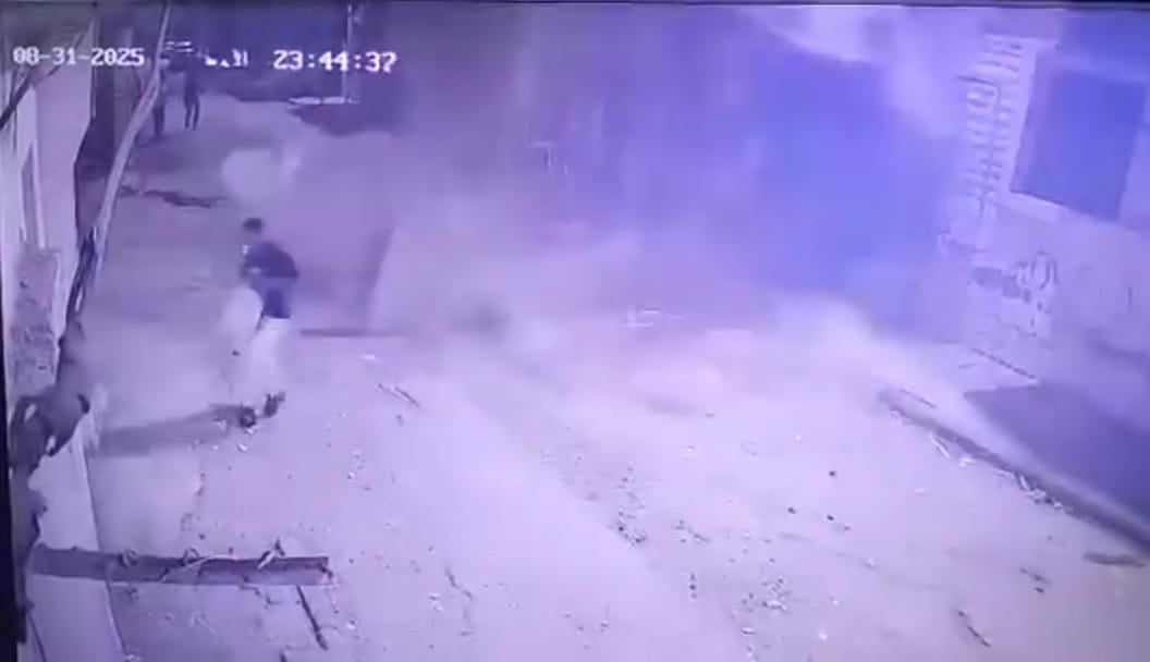 انهيار أجزاء من عقار ونجاة شاب انهيار أجزاء من عقار ونجاة شاب