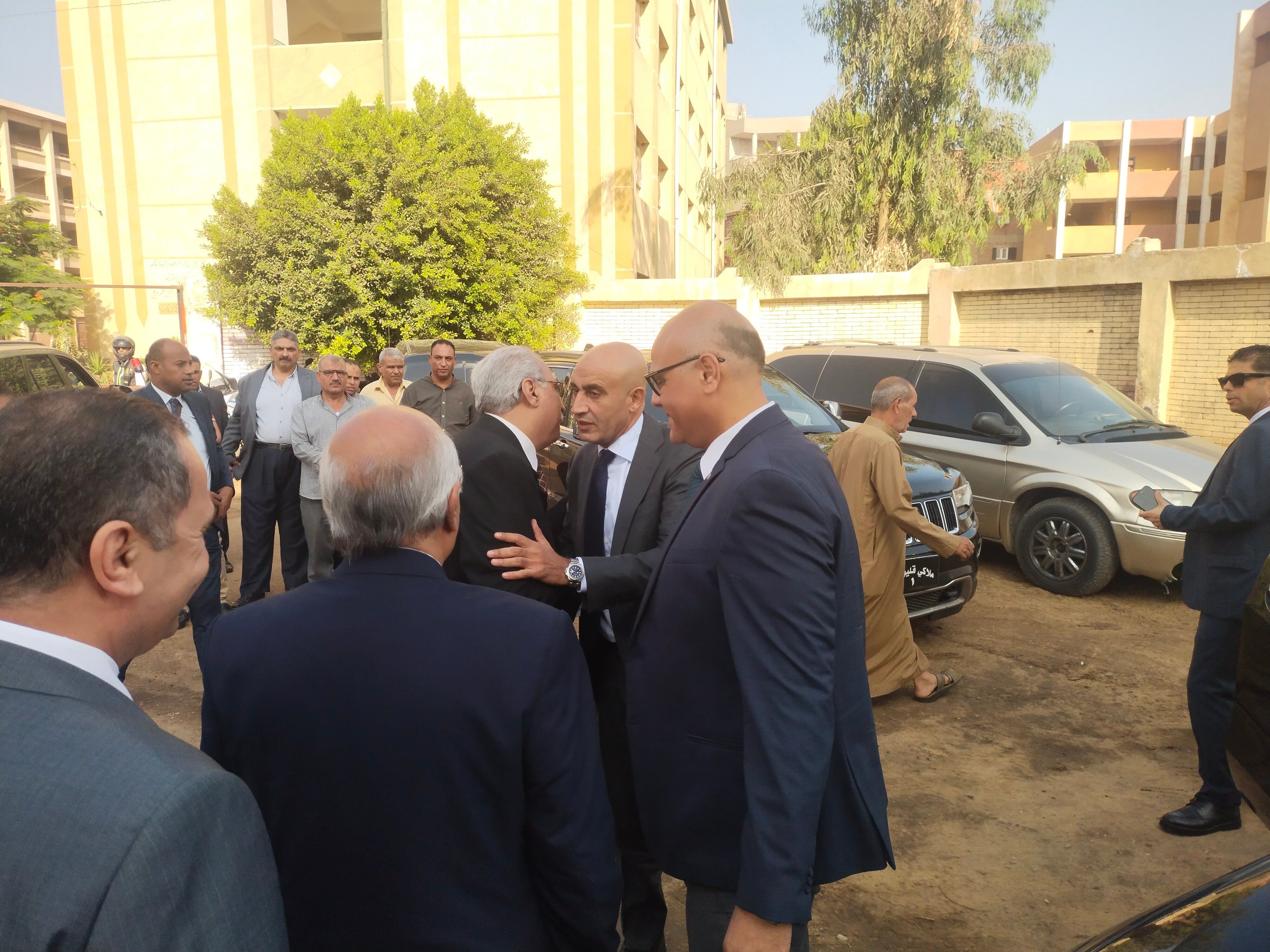 جولة الوزير والمحافظ جولة الوزير والمحافظ