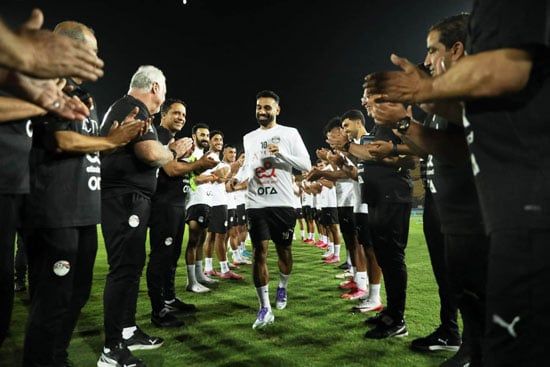 ممر شرفى لمحمد صلاج فى معسكر منتخب مصر ممر شرفى لمحمد صلاج فى معسكر منتخب مصر