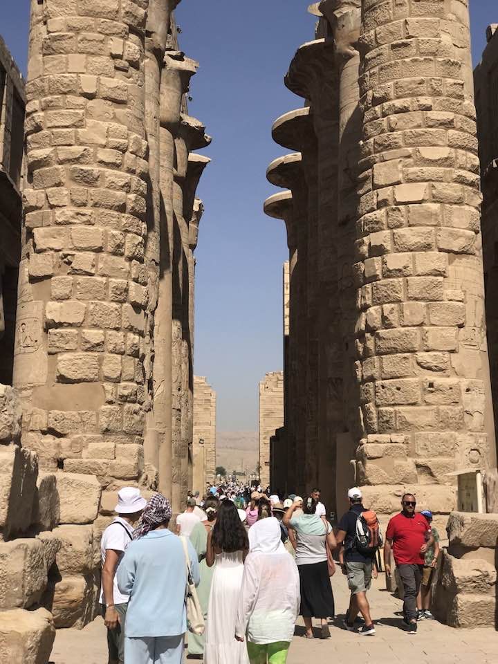 إقبال الأفواج السياحية من حول العالم بمعابد الكرنك إقبال الأفواج السياحية من حول العالم بمعابد الكرنك