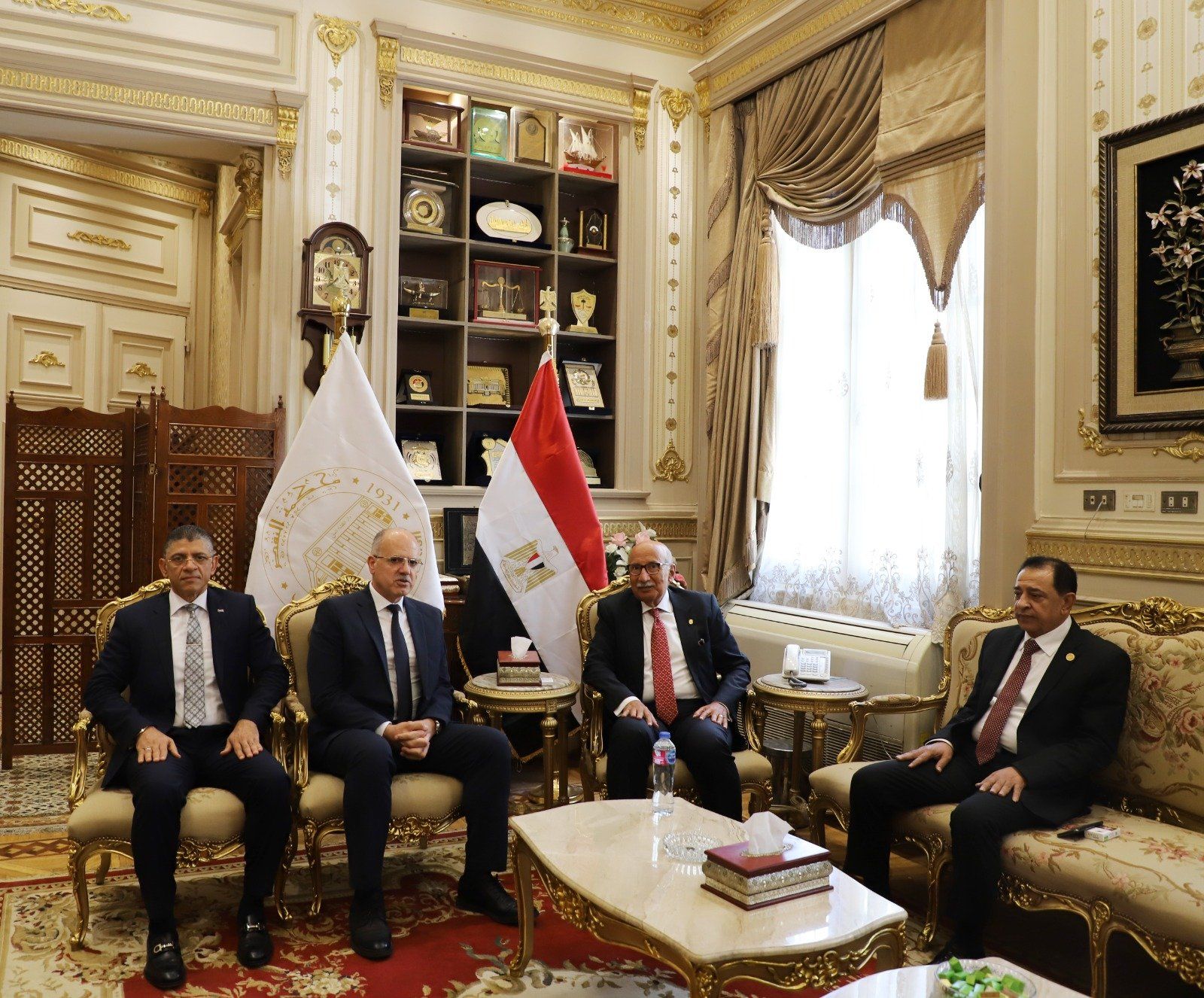 رئيس مجلس القضاء الأعلى يستقبل رئيس الجامة الأمانية (2) رئيس مجلس القضاء الأعلى يستقبل رئيس الجامة الأمانية (2)