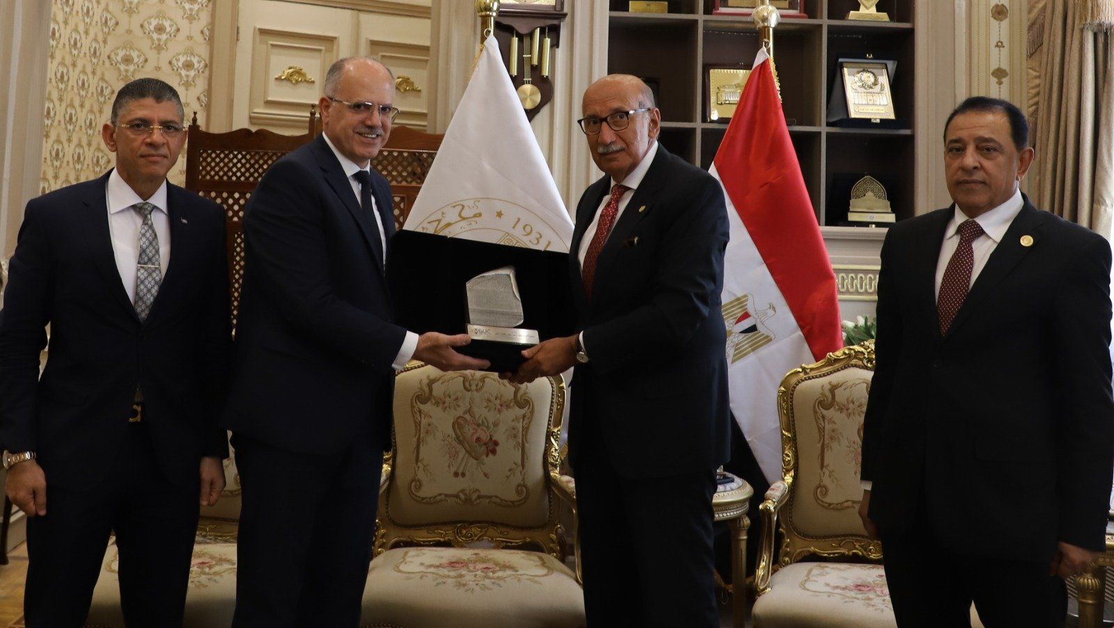 رئيس مجلس القضاء الأعلى يستقبل رئيس الجامة الأمانية (1) رئيس مجلس القضاء الأعلى يستقبل رئيس الجامة الأمانية (1)