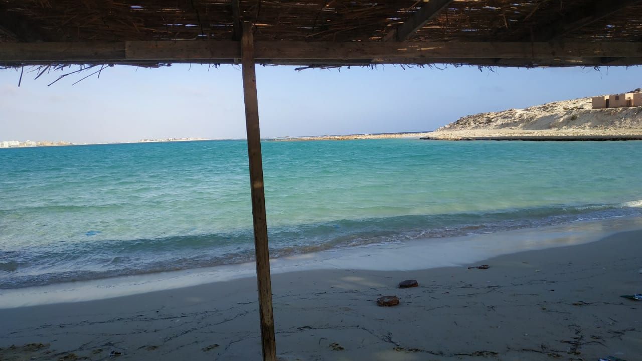 شاطئ روميل في مطروح يناسب سباحة الكبار والصغار شاطئ روميل في مطروح يناسب سباحة الكبار والصغار