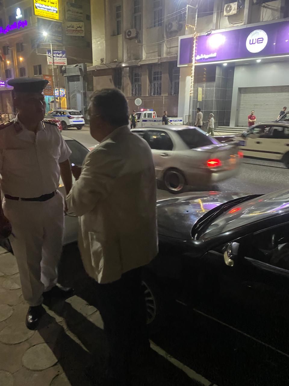محافظ الدقهلية يَحِل أزمة تكدس المواطنين بشارع الجمهورية (2) محافظ الدقهلية يَحِل أزمة تكدس المواطنين بشارع الجمهورية (2)