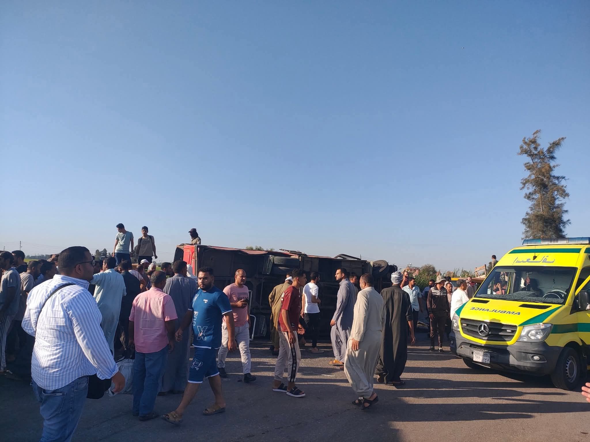جانب من انقلاب الاتوبيس جانب من انقلاب الاتوبيس