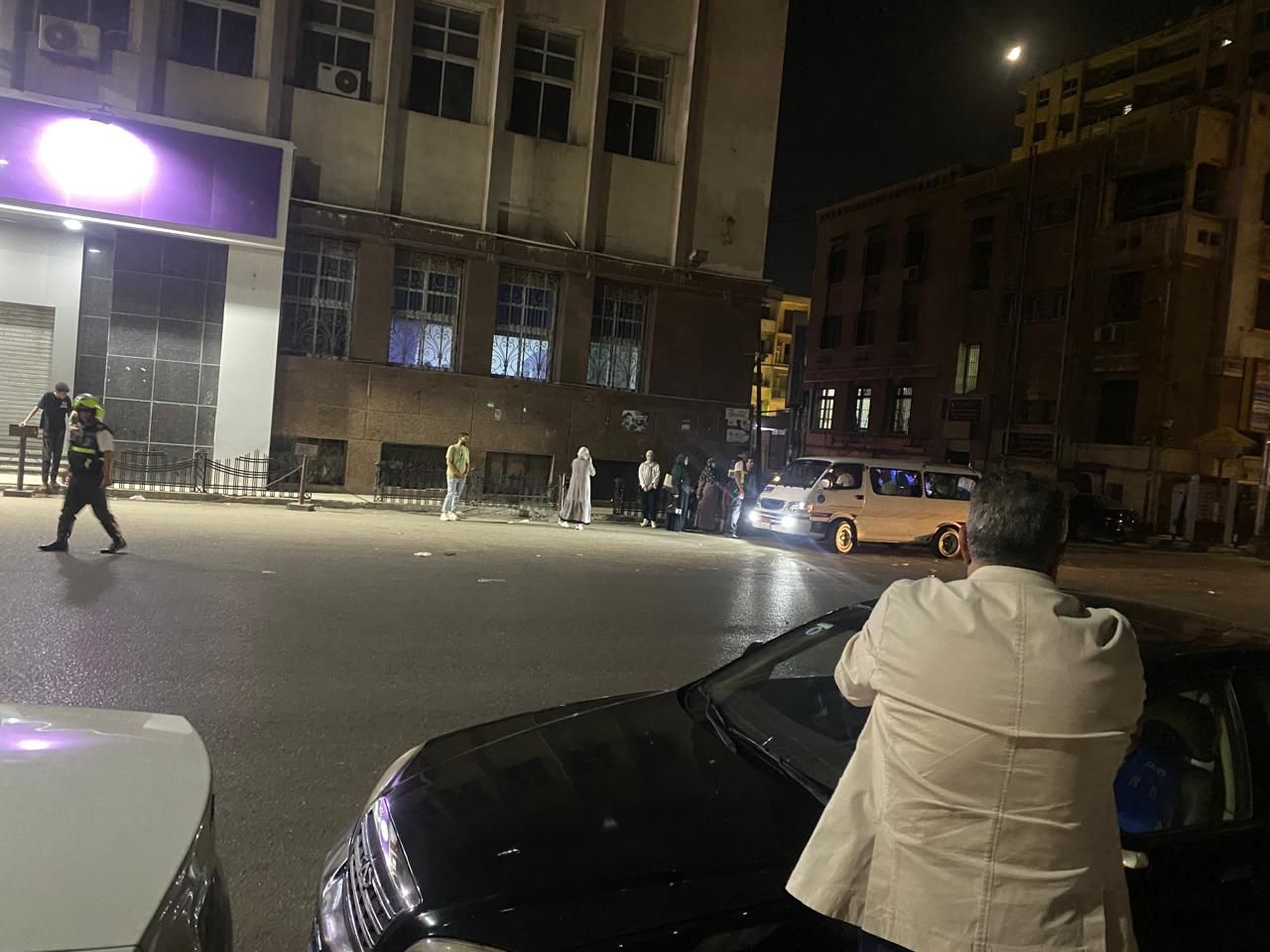 محافظ الدقهلية يَحِل أزمة تكدس المواطنين بشارع الجمهورية (3) محافظ الدقهلية يَحِل أزمة تكدس المواطنين بشارع الجمهورية (3)