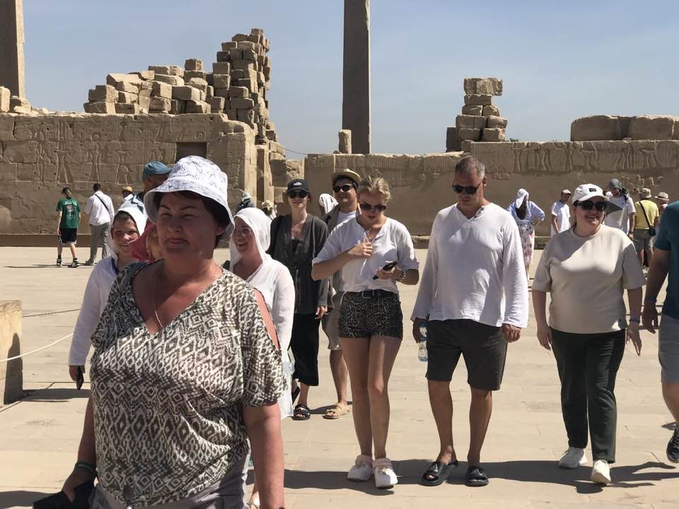الأفواج السياحية تستمع بزياراتها لمعابد الكرنك الأفواج السياحية تستمع بزياراتها لمعابد الكرنك