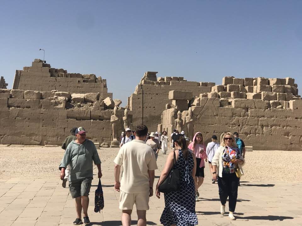 جانب من التوافد السياحى الكبير فى معابد الكرنك جانب من التوافد السياحى الكبير فى معابد الكرنك
