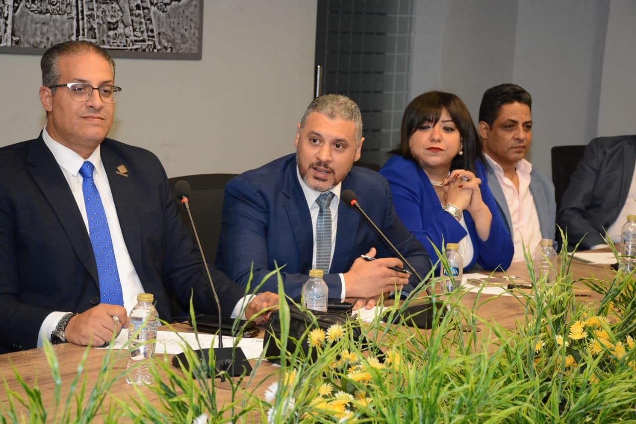 خلال الندوة (1) خلال الندوة (1)