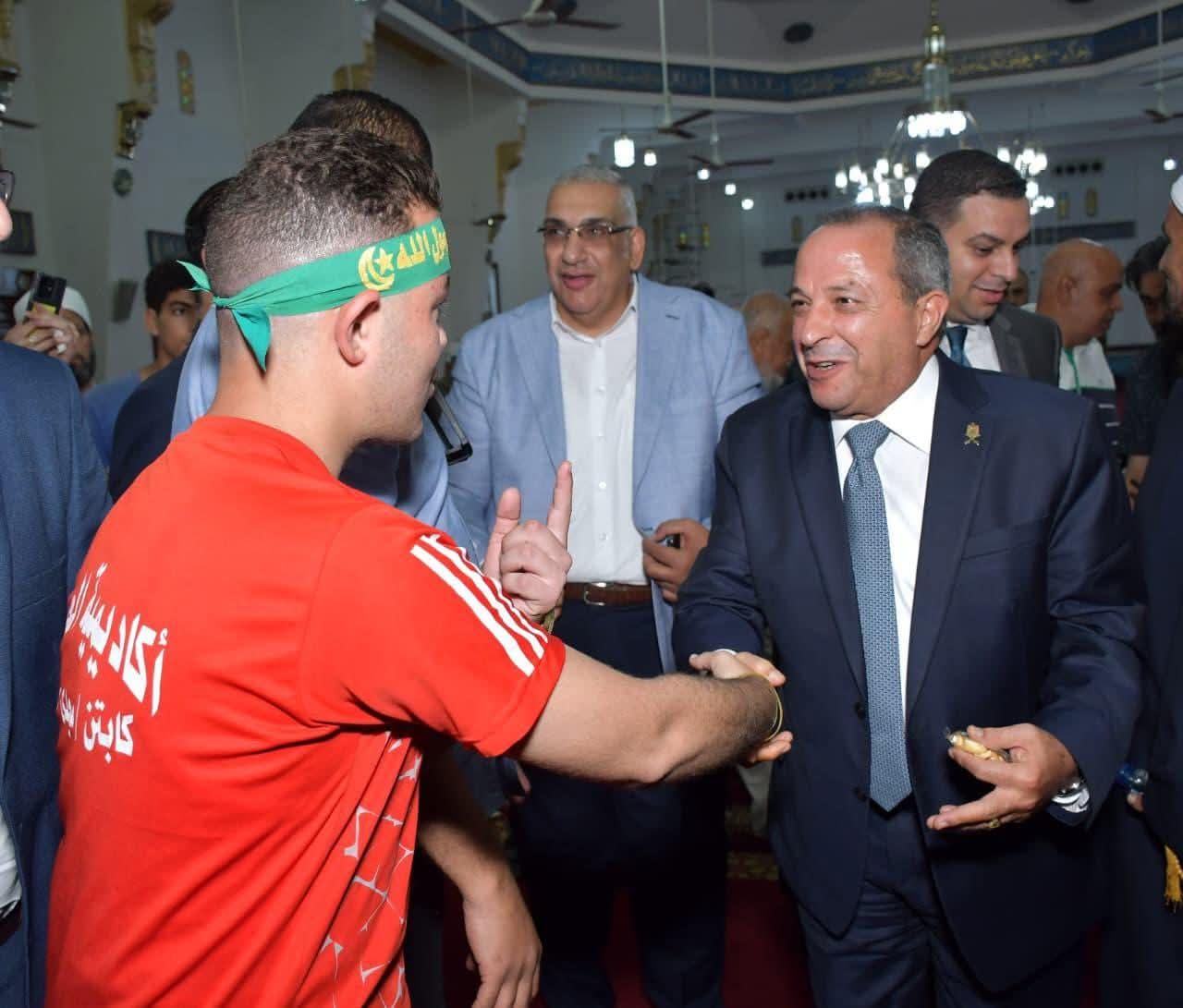 المخافظ يصافح احد الشباب المخافظ يصافح احد الشباب