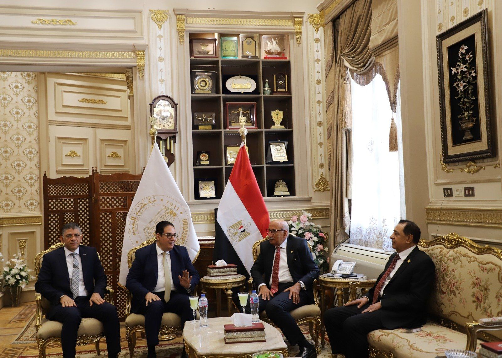رئيس جامعة القاهرة يقدم التهنئة لرئيس محكمة النقض (1) رئيس جامعة القاهرة يقدم التهنئة لرئيس محكمة النقض (1)