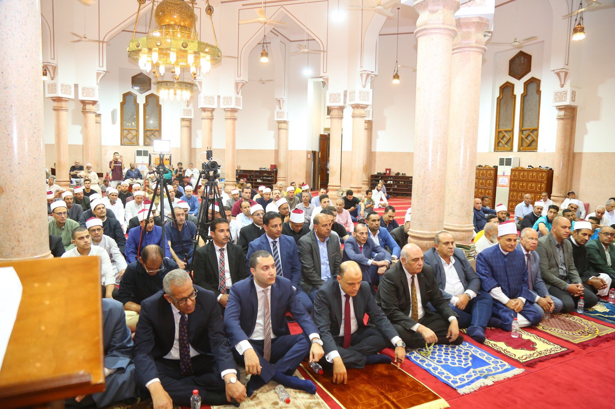الحضور خلال الاحتفال بالمولد النبوي الحضور خلال الاحتفال بالمولد النبوي