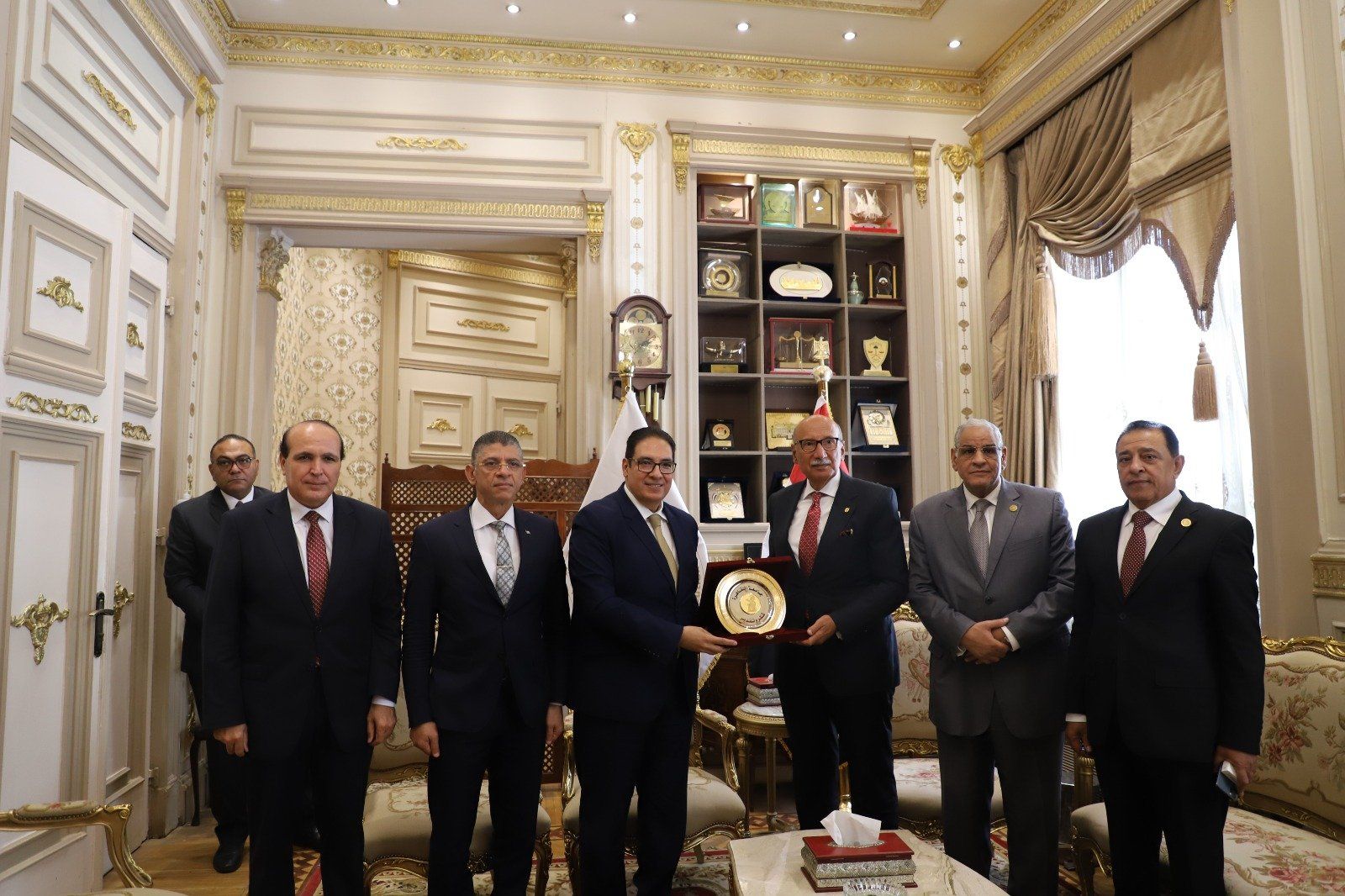 رئيس جامعة القاهرة يقدم التهنئة لرئيس محكمة النقض (4) رئيس جامعة القاهرة يقدم التهنئة لرئيس محكمة النقض (4)