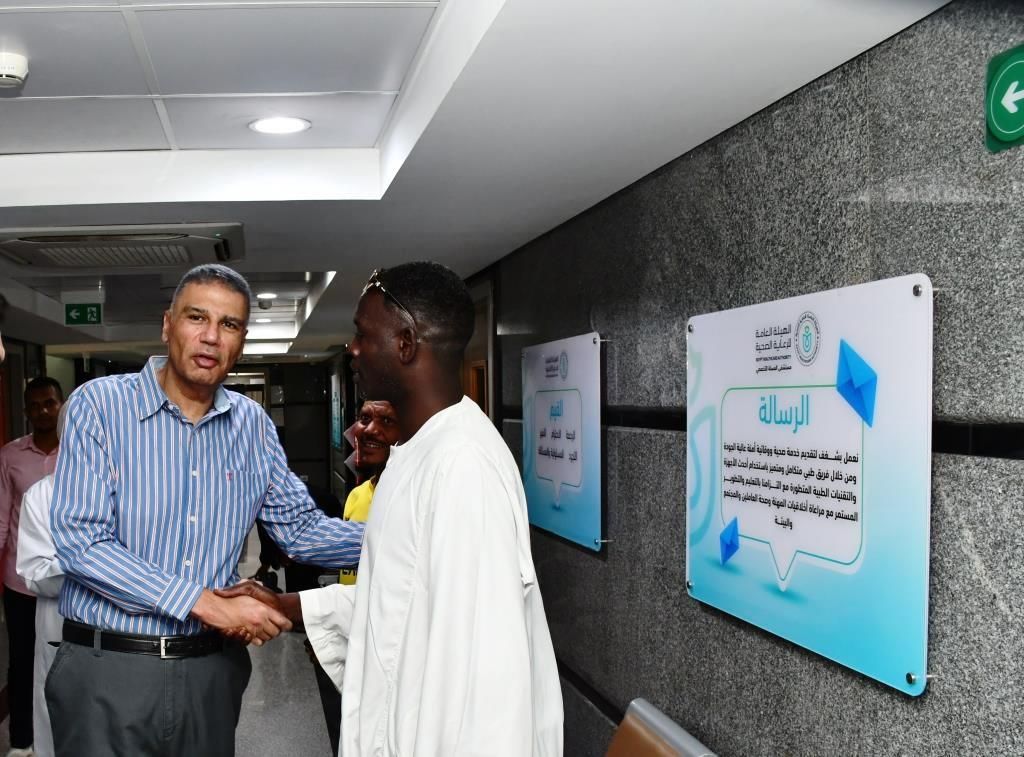 محافظ أسوان مع المواطنين فى مستشفى المسلة محافظ أسوان مع المواطنين فى مستشفى المسلة