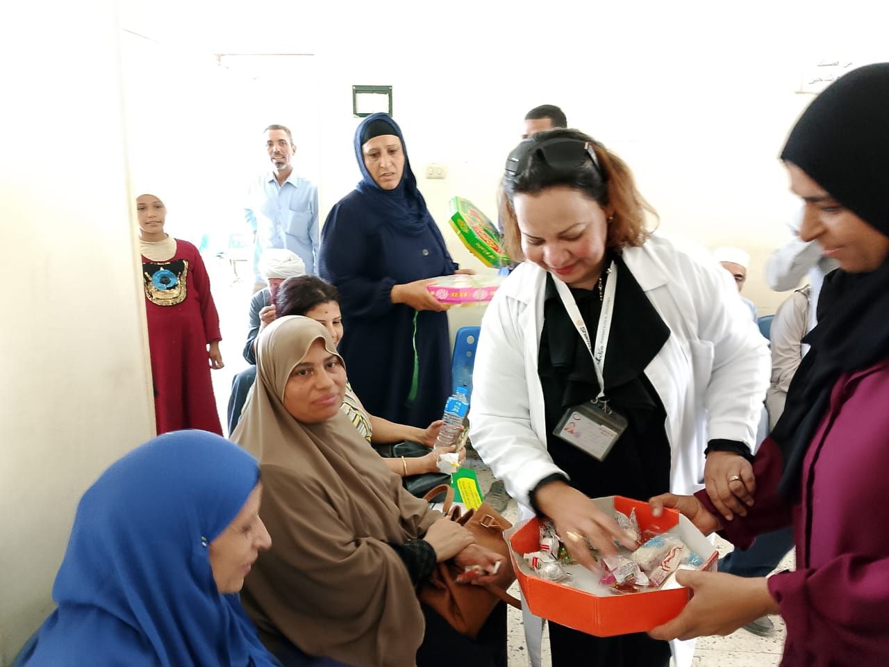 توزيع الحلوى على المرضى توزيع الحلوى على المرضى