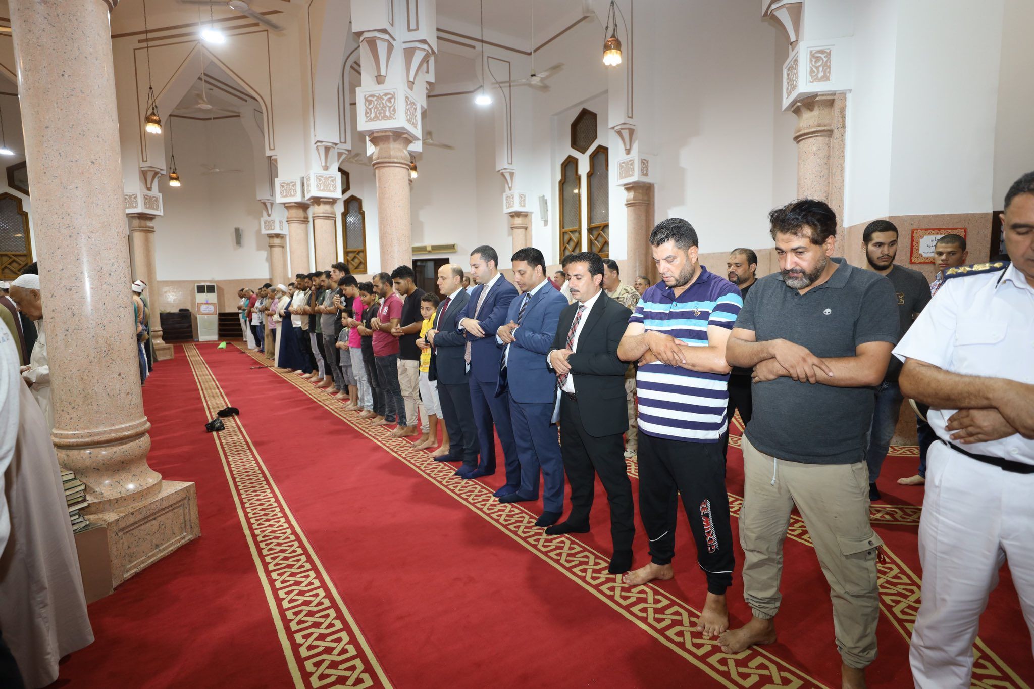 محافظ كفر الشيخ يؤدي الصلاة محافظ كفر الشيخ يؤدي الصلاة