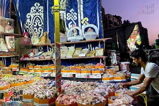 ملبن حبل وحمصية وفولية.. محلات بيع حلوى المولد تزين شوارع القاهرة (11)
