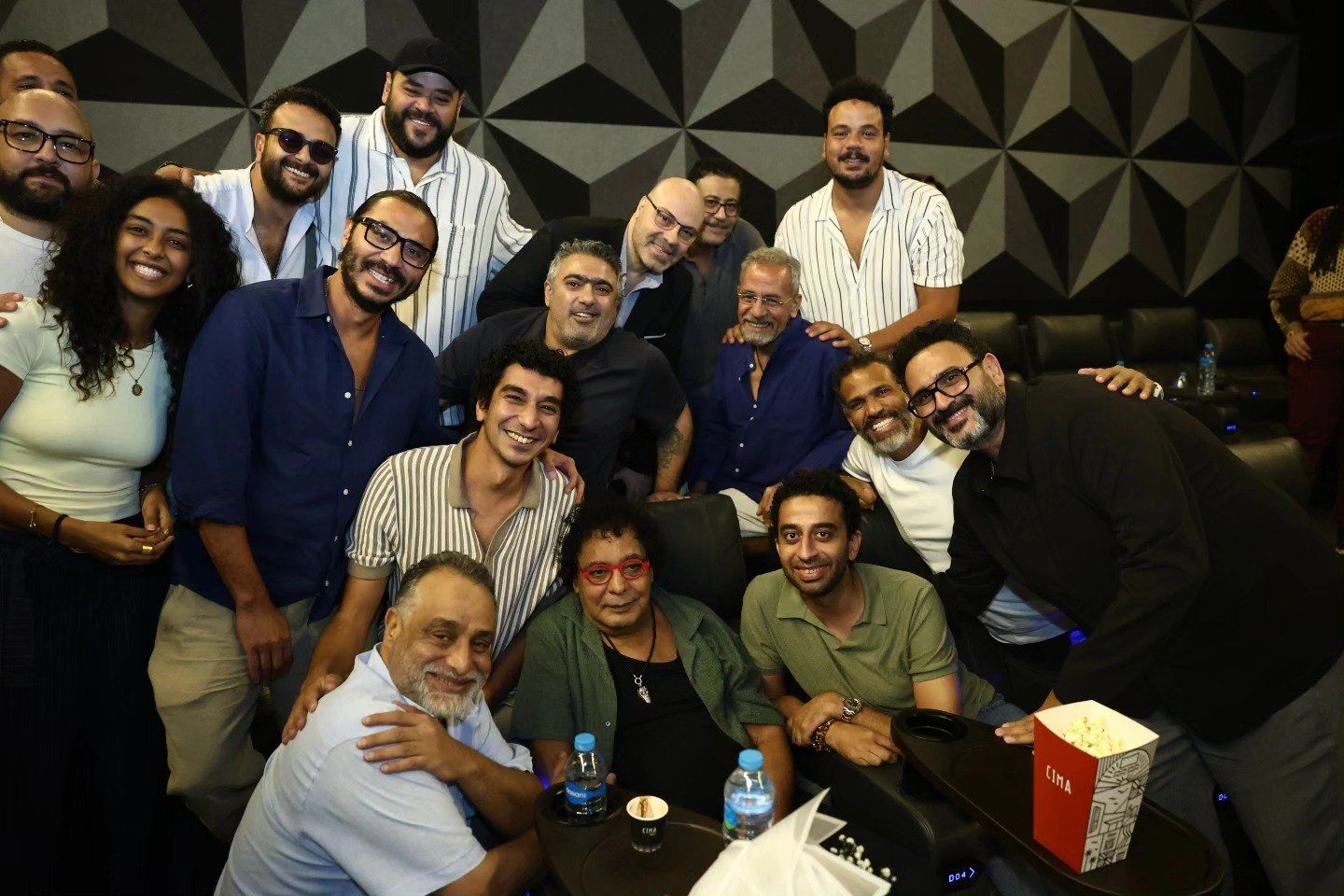 محمد منير يشاهد فيلم ضي مع صناعه محمد منير يشاهد فيلم ضي مع صناعه