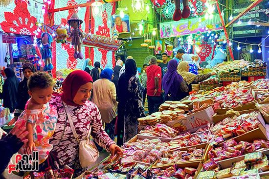 ملبن حبل وحمصية وفولية.. محلات بيع حلوى المولد تزين شوارع القاهرة (4) ملبن حبل وحمصية وفولية.. محلات بيع حلوى المولد تزين شوارع القاهرة (4)