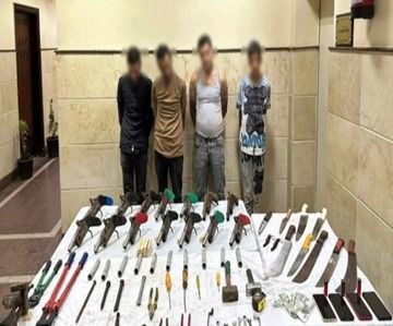 المتهمون بحوزتهم المضبوطات المتهمون بحوزتهم المضبوطات
