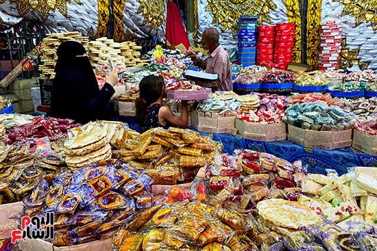 ملبن حبل وحمصية وفولية.. محلات بيع حلوى المولد تزين شوارع القاهرة (17) ملبن حبل وحمصية وفولية.. محلات بيع حلوى المولد تزين شوارع القاهرة (17)