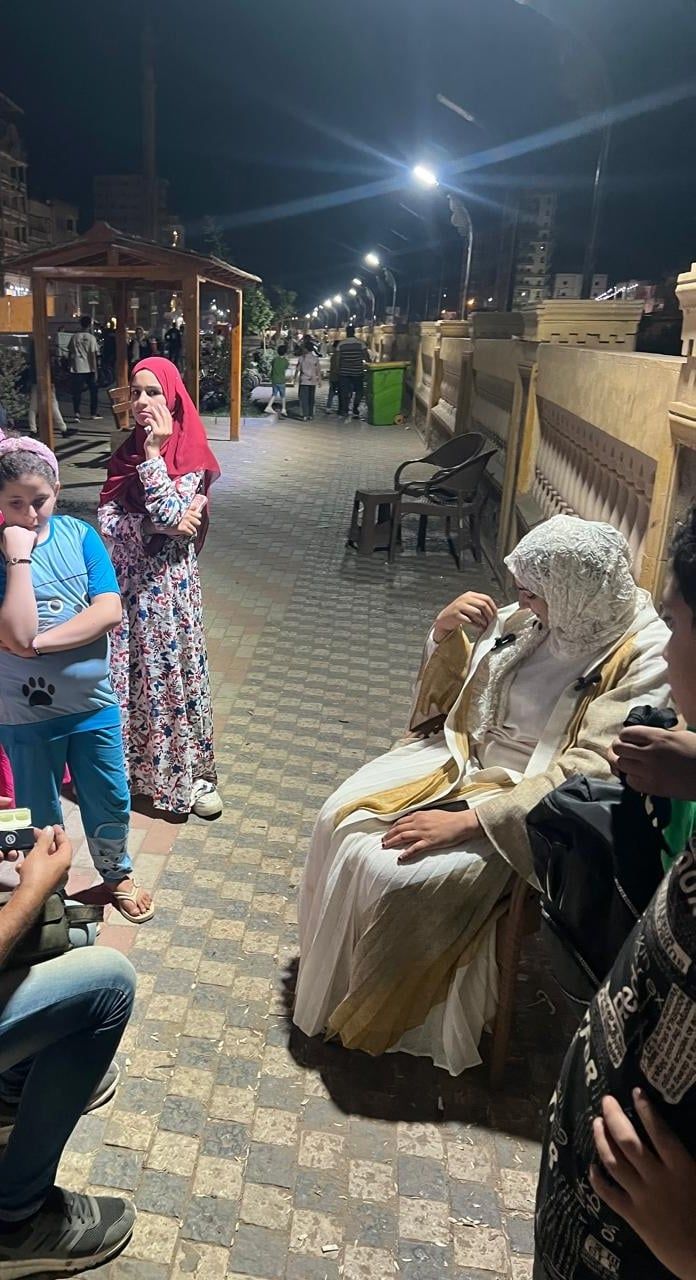 التفاف المواطنين حول المنشدة إيمان التفاف المواطنين حول المنشدة إيمان