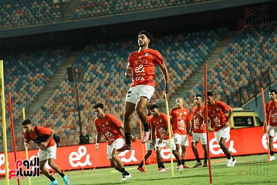 اللاعبون يجرون عمليات الإحماء بالمنتخب اللاعبون يجرون عمليات الإحماء بالمنتخب