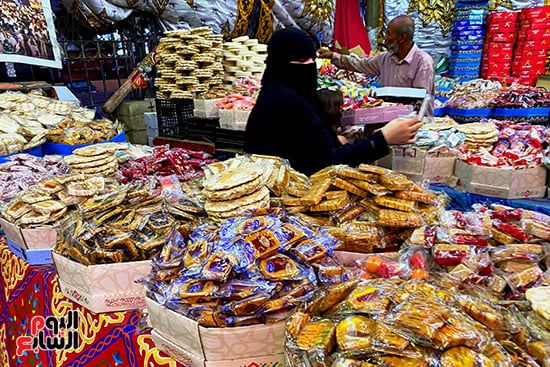 ملبن حبل وحمصية وفولية.. محلات بيع حلوى المولد تزين شوارع القاهرة (16) ملبن حبل وحمصية وفولية.. محلات بيع حلوى المولد تزين شوارع القاهرة (16)