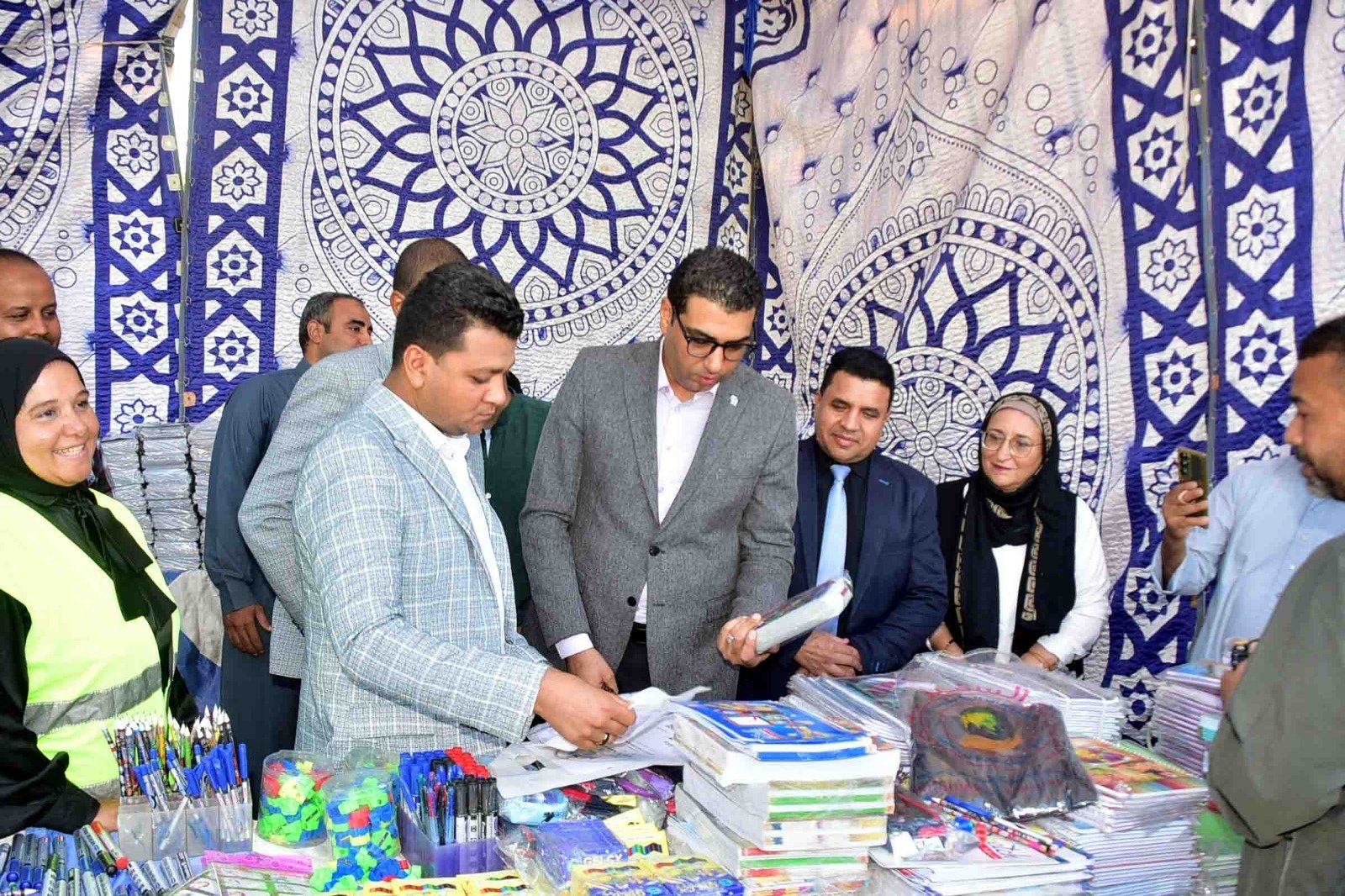 نائب المحافظ بمعرض أهلاً مدارس لبيع المستلزمات المدرسية بمدينة الطود نائب المحافظ بمعرض أهلاً مدارس لبيع المستلزمات المدرسية بمدينة الطود