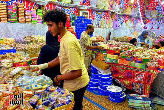ملبن حبل وحمصية وفولية.. محلات بيع حلوى المولد تزين شوارع القاهرة (23) ملبن حبل وحمصية وفولية.. محلات بيع حلوى المولد تزين شوارع القاهرة (23)