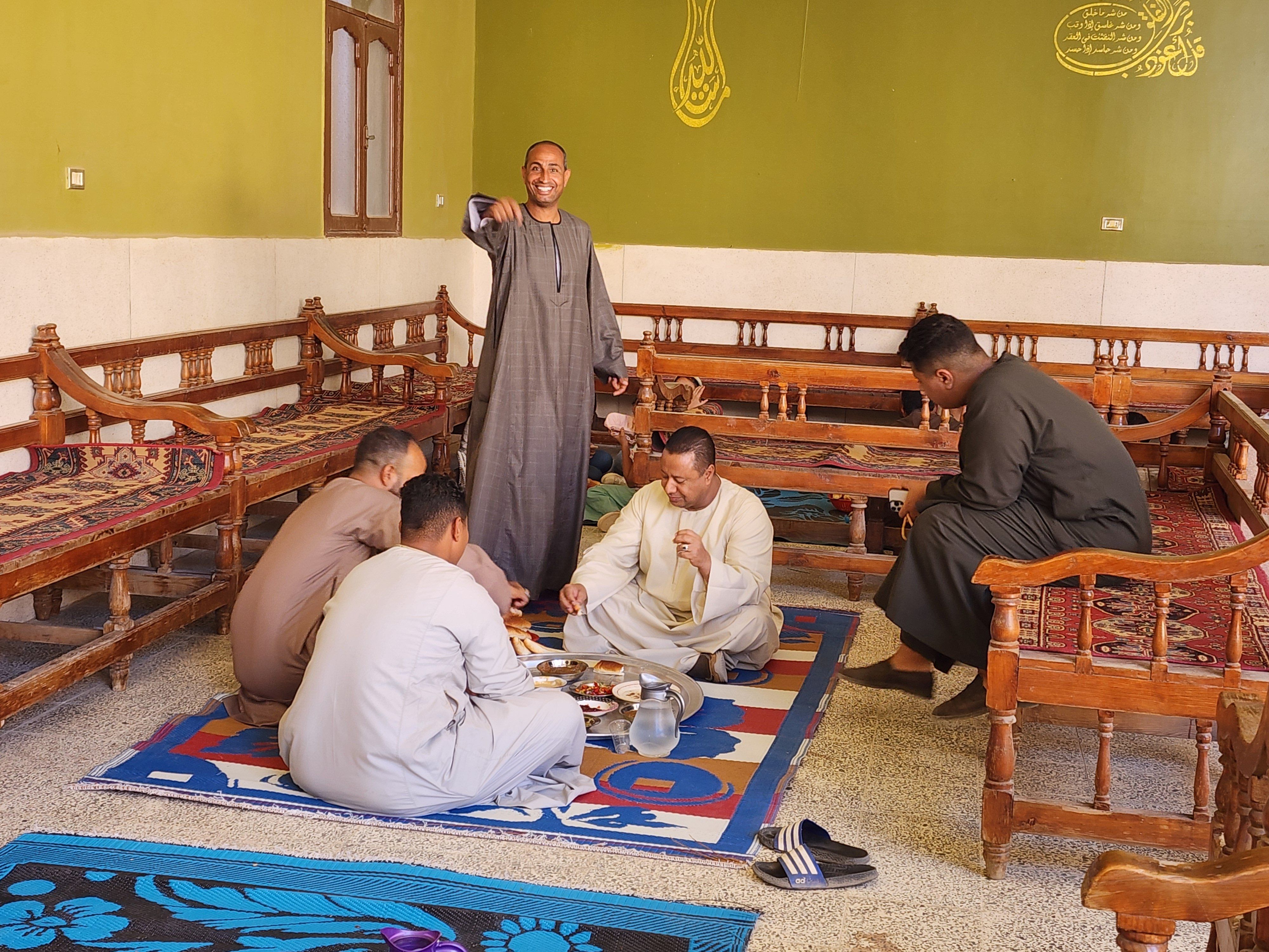 بهجة إفطار المولد النبوي في ديوان منشتح بك بالأقصر (5) بهجة إفطار المولد النبوي في ديوان منشتح بك بالأقصر (5)