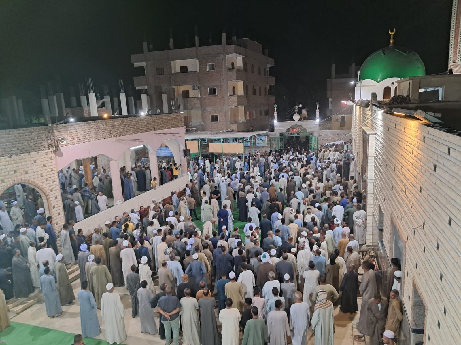 جانب من تشييع الجثمان جانب من تشييع الجثمان