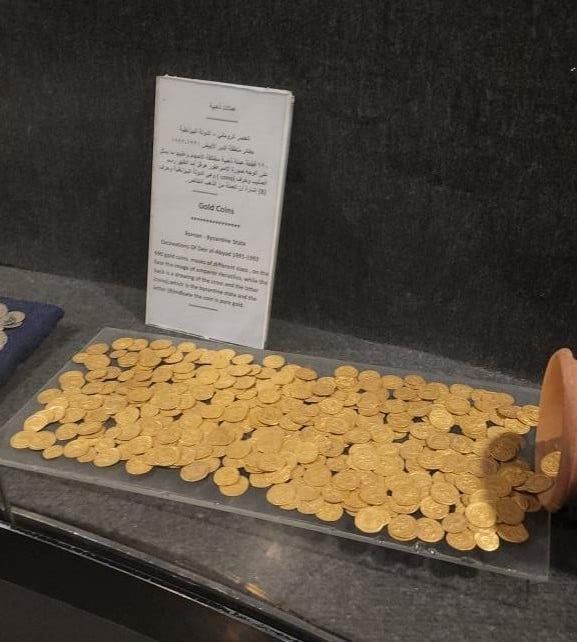 جرة بداخلها عملات ذهبية محفوظة داخل المتحف جرة بداخلها عملات ذهبية محفوظة داخل المتحف