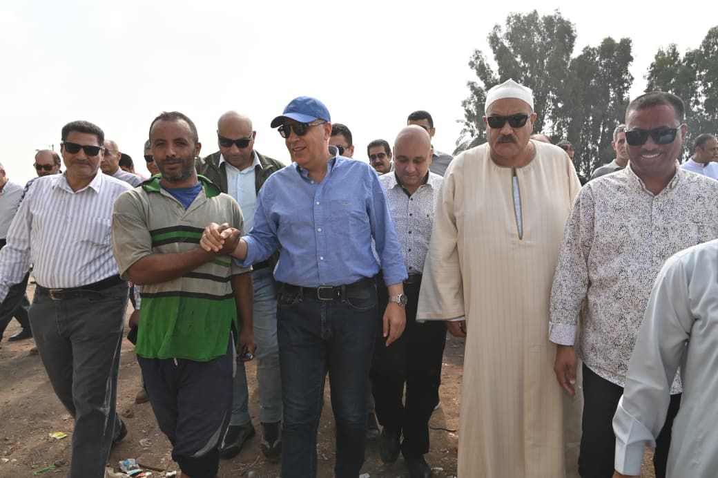 جانب من زيارة وزير الرى جانب من زيارة وزير الرى