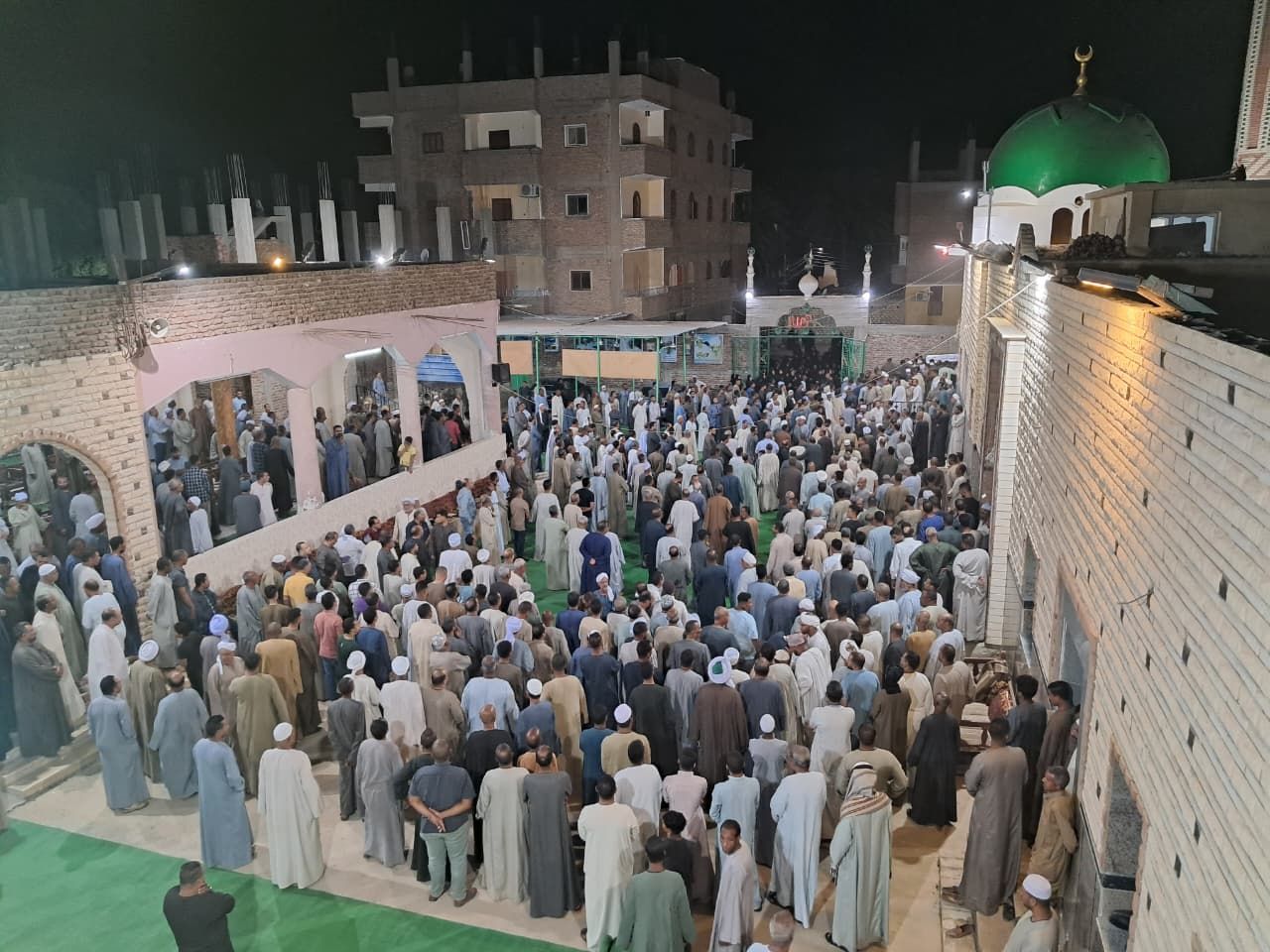 جانب من تشييع الجثمان جانب من تشييع الجثمان